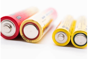 एए बनाम एएए बैटरी: जो आपकी आवश्यकताओं के लिए बेहतर है?